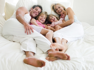 Familie im Bett